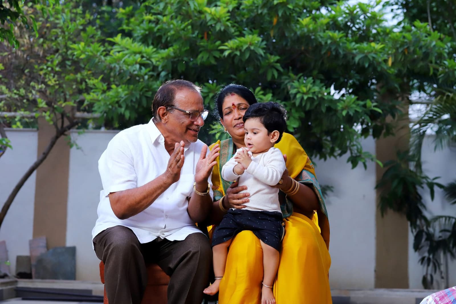 తోటలో మనవడితో ఆడుకుంటున్న తాతయ్య, నానమ్మ